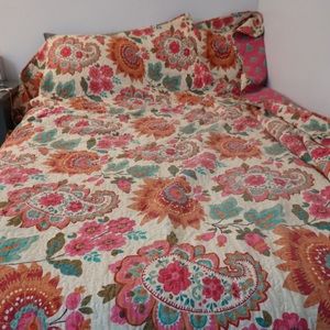 Full size reversible quilt and 2 standard shams